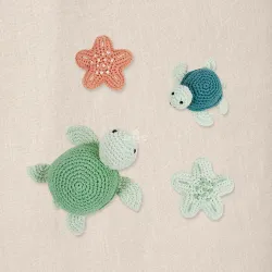 Réalisations avec le kit crochet débutant Amigurumi Tortue Ocean DMC avec fils Happy Cotton et crochet inclus.