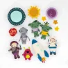 Réalisations faites avec le coffret Catania Space Trip - 25 mini-pelotes de coton et livret de modèles amigurumi espace.