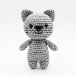 Nez de sécurité chat sur un amigurumi chat gris