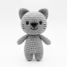 Nez de sécurité chat sur un amigurumi chat gris