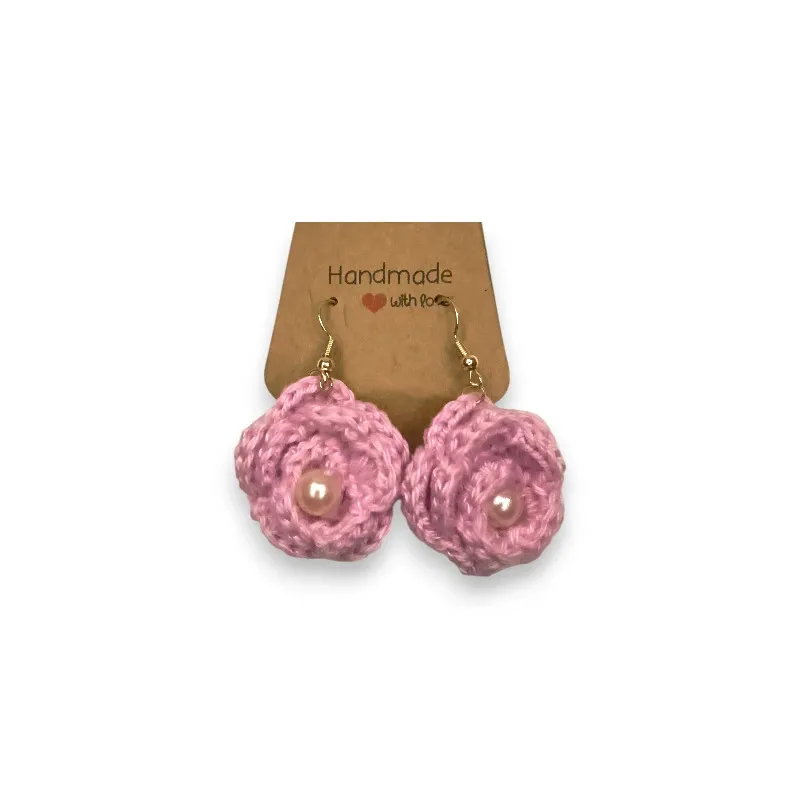 Boucles d'oreilles roses en crochet avec perle nacrée et support doré