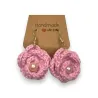 Boucles d'oreilles roses en crochet avec perle nacrée et support doré