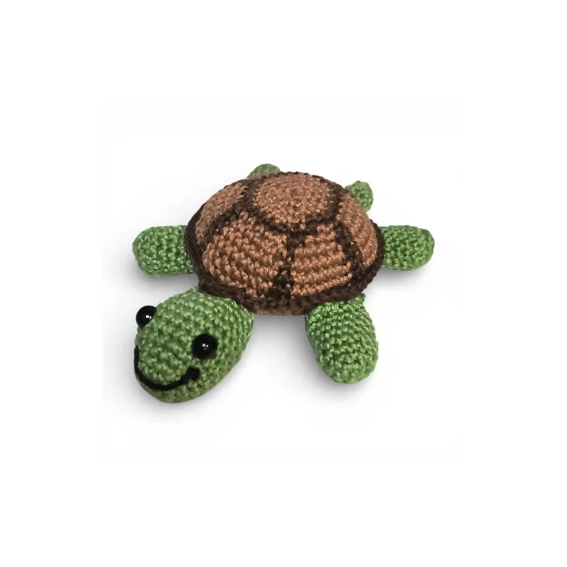 Petite tortue verte et marron crochetée à la main, vue de face.