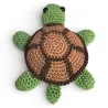 Petite tortue verte et marron crochetée à la main, vue de dessus.