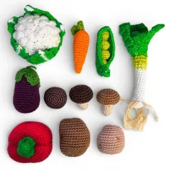 Détail du poireau, du chou-fleur et de l'aubergine au crochet, finitions soignées en fil de coton.