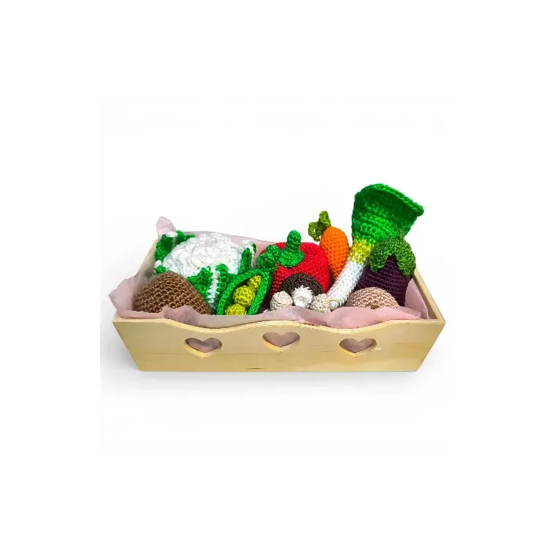 Plateau en bois contenant 11 légumes au crochet faits main, dînette artisanale pour enfant.