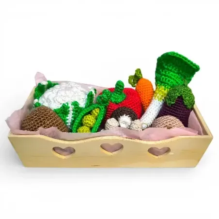 Plateau en bois contenant 11 légumes au crochet faits main, dînette artisanale pour enfant.