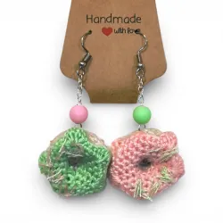 Boucles d'oreilles pendantes donuts au crochet rose et vert avec perles.