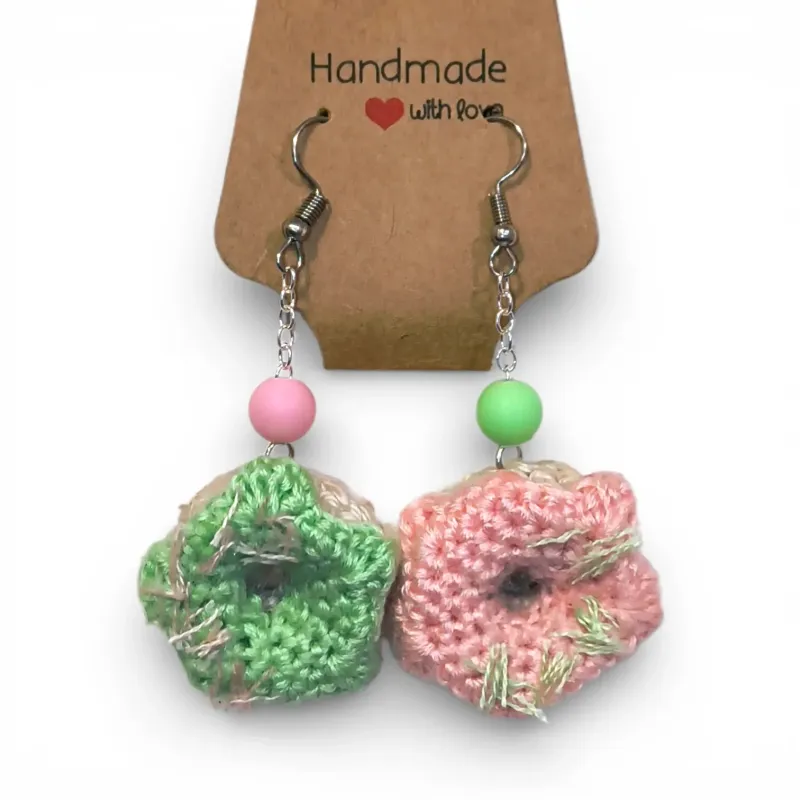 Boucles d'oreilles pendantes donuts au crochet rose et vert avec perles.