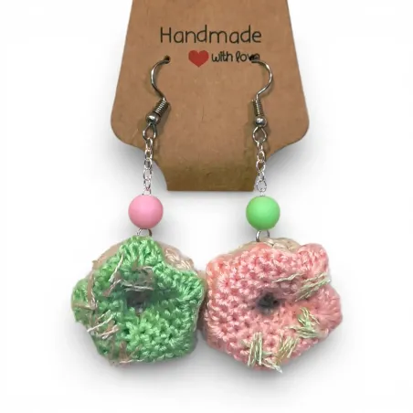 Boucles d'oreilles pendantes donuts au crochet rose et vert avec perles.