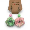 Boucles d'oreilles pendantes donuts au crochet rose et vert avec perles.