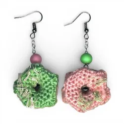 Boucles d'oreilles pendantes donuts au crochet rose et vert avec perles, vue chainette.