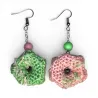 Boucles d'oreilles pendantes donuts au crochet rose et vert avec perles, vue chainette.