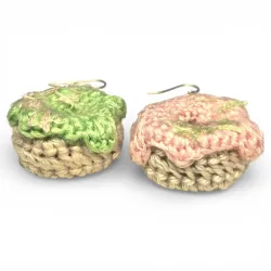 Vue de côté des donuts au crochet montrant le relief et le rembourrage.