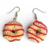 Paire de boucles d'oreilles donuts au crochet faits main, coloris crème et glaçage rose poudré, vue de face.