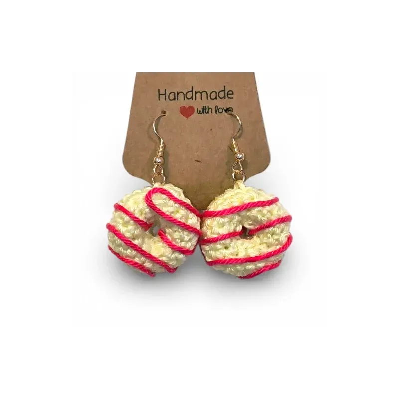 Boucles d'oreilles donuts artisanales présentées sur leur support porte-bijoux en kraft.