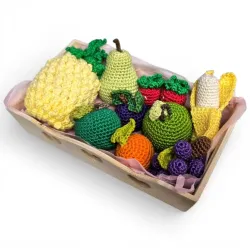 Dinette artisanale fruits au crochet dans un décor de cuisine pour enfant.