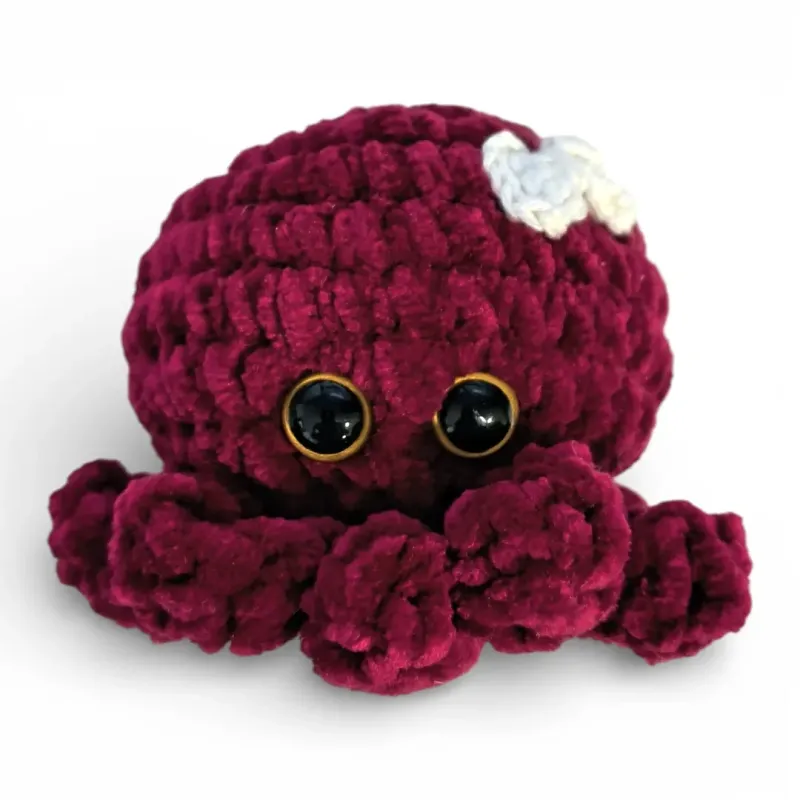 Pieuvre au crochet en fil chenille bordeaux velours 9cm avec noeud blanc.