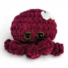 Pieuvre au crochet en fil chenille bordeaux velours 9cm avec noeud blanc.