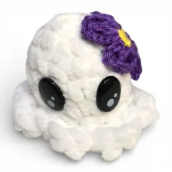 Mini pieuvre blanche en fil chenille avec fleur violette crochetée, vue de face.