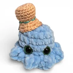 Petite pieuvre bleue en velours chenille avec chapeau haut-de-forme fait main, vue de face.