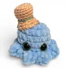 Petite pieuvre bleue en velours chenille avec chapeau haut-de-forme fait main, vue de face.