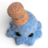Petite pieuvre bleue en fil chenille avec chapeau haut-de-forme fait main, vue de dessus.