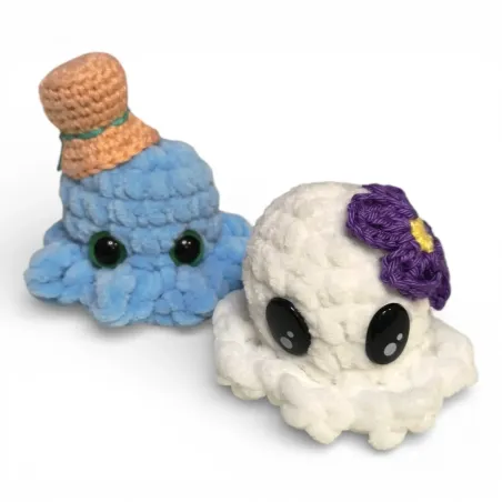 Duo de petites pieuvres au crochet 6cm bleu avec chapeau et blanc avec fleur.