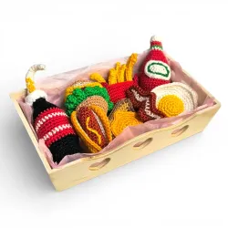 Détail aliments crochet bacon marbré et bouteille ketchup jouet imitation.