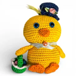 Détail du grand poussin artisanal amigurumi.