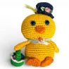 Détail du grand poussin artisanal amigurumi.