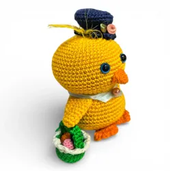 Vue de côté du grand poussin artisanal amigurumi.