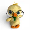 Poussin artisanal duveteux jaune avec petites lunettes rondes, décoration de Pâques originale.