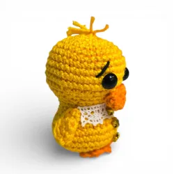 Vue de face du mini poussin jaune au crochet, fabrication française.