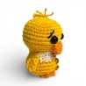 Vue de face du mini poussin jaune au crochet, fabrication française.