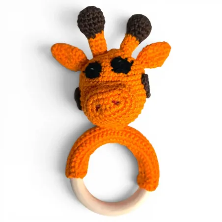 gehäkelte-giraffen-rassel-buchenholzring-sensorisches-babyspielzeug