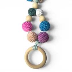 bunte-häkelperlen-naturholz-baby-rassel-elemente